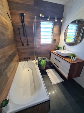 Douche, sèche-cheveux, serviettes fournies, savon