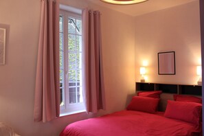 5 Schlafzimmer, Schreibtisch, Bügeleisen/Bügelbrett, Reisekinderbett