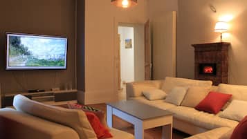 Smart-TV, Videospiele, DVD-Player, Tischfußball