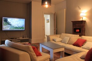 Een smart-tv, videogames, een dvd-speler en tafelvoetbal
