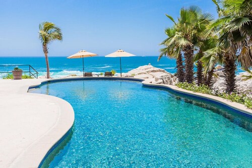 Luxurious 4Bed Villa spacious & private heated pool steps from Beach