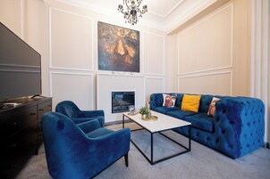 Suite estudio Royal, vistas a la ciudad | Zona de estar | Una Smart TV