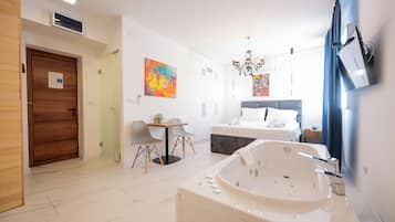 Suite Deluxe, sauna, planta baja | 1 habitación, caja de seguridad en la habitación y escritorio