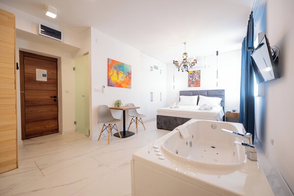 1 habitación, caja de seguridad en la habitación y escritorio