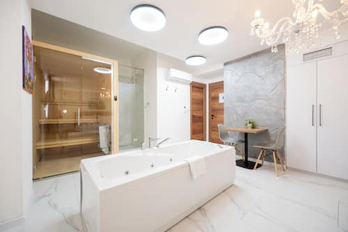 Deluxe Suite, Sauna, Basement | Oleskelualue | Älytelevisio