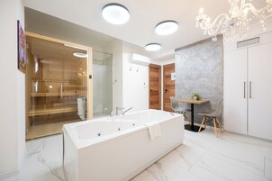 Deluxe Suite, Sauna, Basement | Zona de estar | Una Smart TV