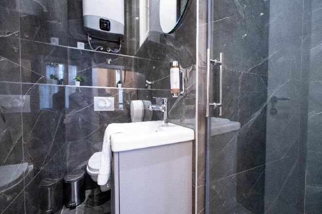 Salle de bain | Sèche-cheveux, chaussons, serviettes fournies, savon