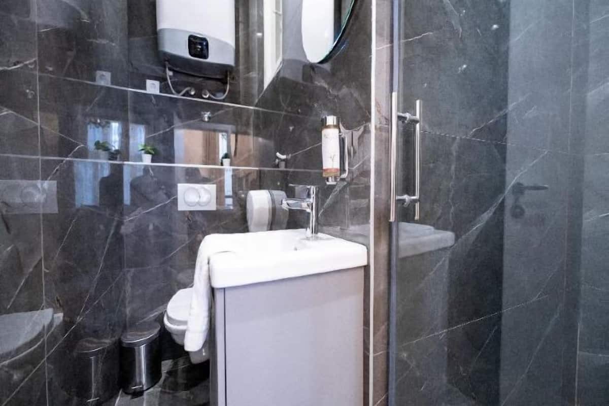 Salle de bain | Sèche-cheveux, chaussons, serviettes fournies, savon
