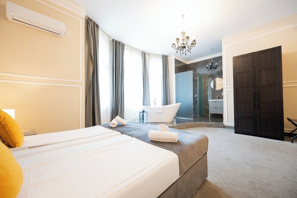 Suite estudio Royal, vistas a la ciudad | Ducha del cuarto de baño