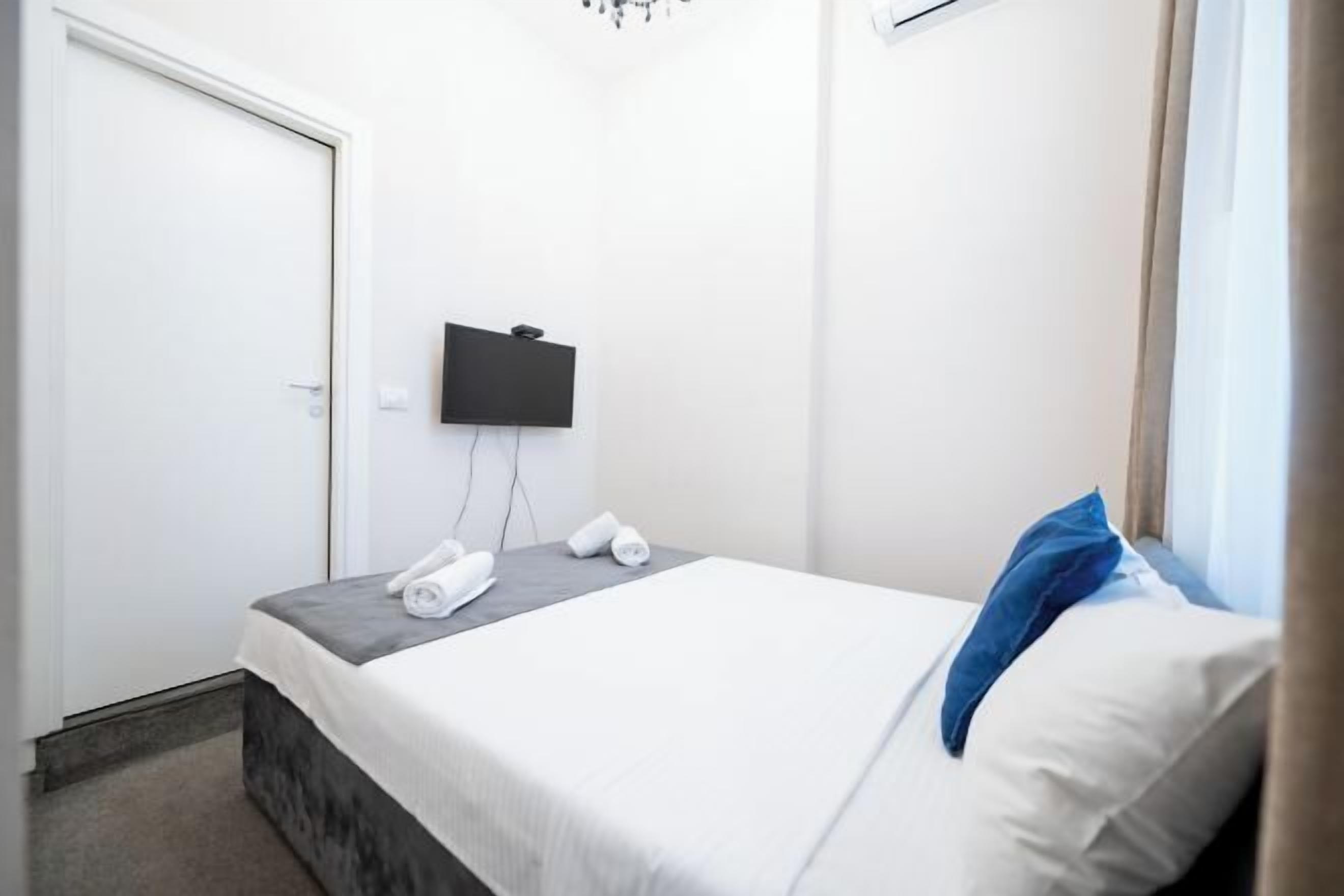 客房内保险箱、办公桌、笔记本电脑工作区、隔音