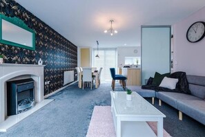 TV - Manchester Coop Live Arena, Etihad & City Stay - Free Parking  (Manchester)