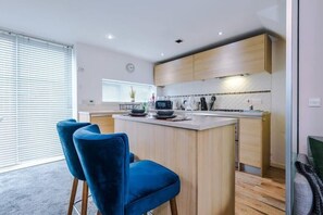 Fridge, microwave, oven, stovetop - Manchester Coop Live Arena, Etihad & City Stay - Free Parking  (Manchester)