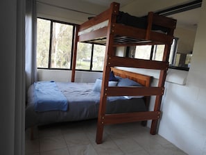 2 makuuhuonetta, silitysrauta/-lauta, Wi-Fi, vuodevaatteet