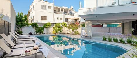 Una piscina al aire libre