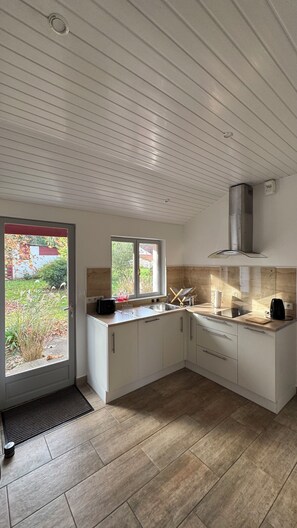 Fridge, microwave, oven, stovetop - Appartement Cosy à la Ferme (Peyrehorade)