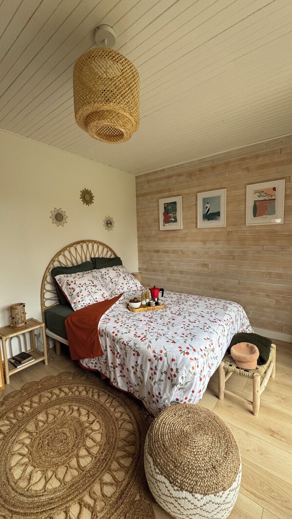 1 bedroom, desk, travel cot, WiFi