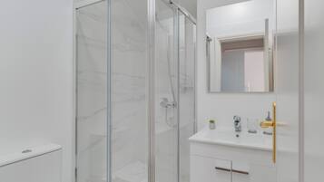 Een douche, een haardroger, handdoeken, zeep