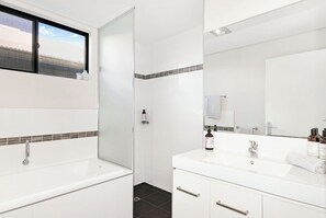 Shower, hair dryer, towels, soap - Beachfront Escape Busselton (Wonnerup)