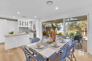 Outdoor dining - Natuna Lakeside Retreat (Budgewoi)