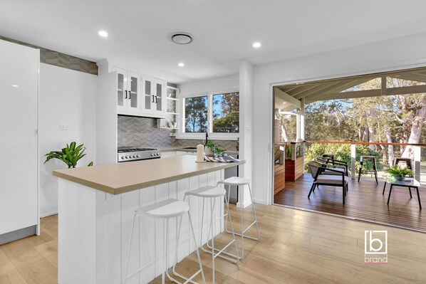 Interior - Natuna Lakeside Retreat (Budgewoi)