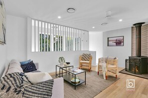 TV - Natuna Lakeside Retreat (Budgewoi)