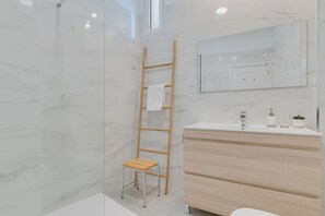 シャワー、ヘアドライヤー、タオル、石鹸