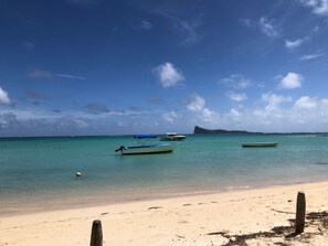 Beach nearby, sun loungers, beach towels - Charming 3-bedroom beachfront villa with WiFi, gym, pool & garden (Cap Malheureux)