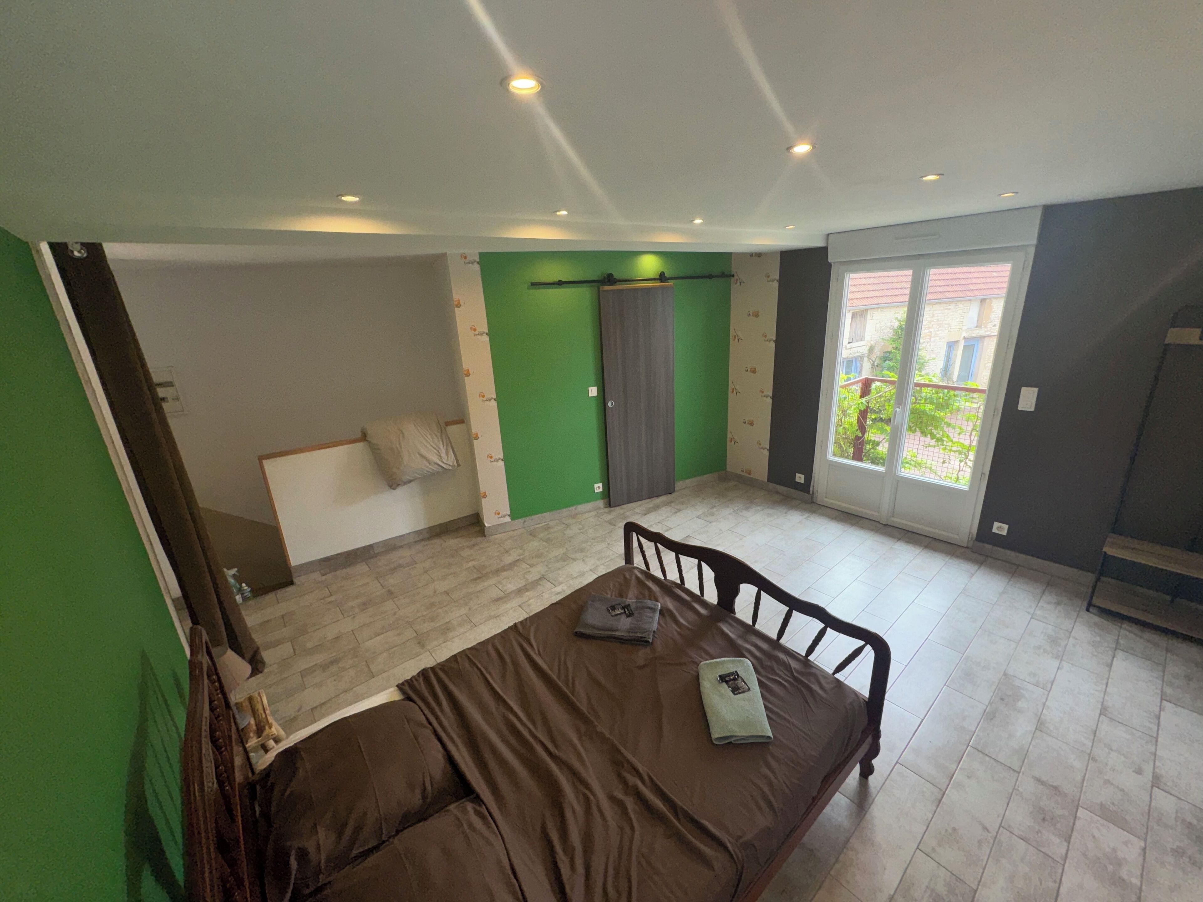 5 dormitorios, cuna de viaje, wifi gratis y ropa de cama