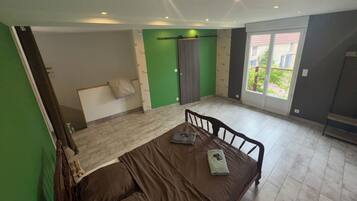 5 dormitorios, cuna de viaje, wifi gratis y ropa de cama