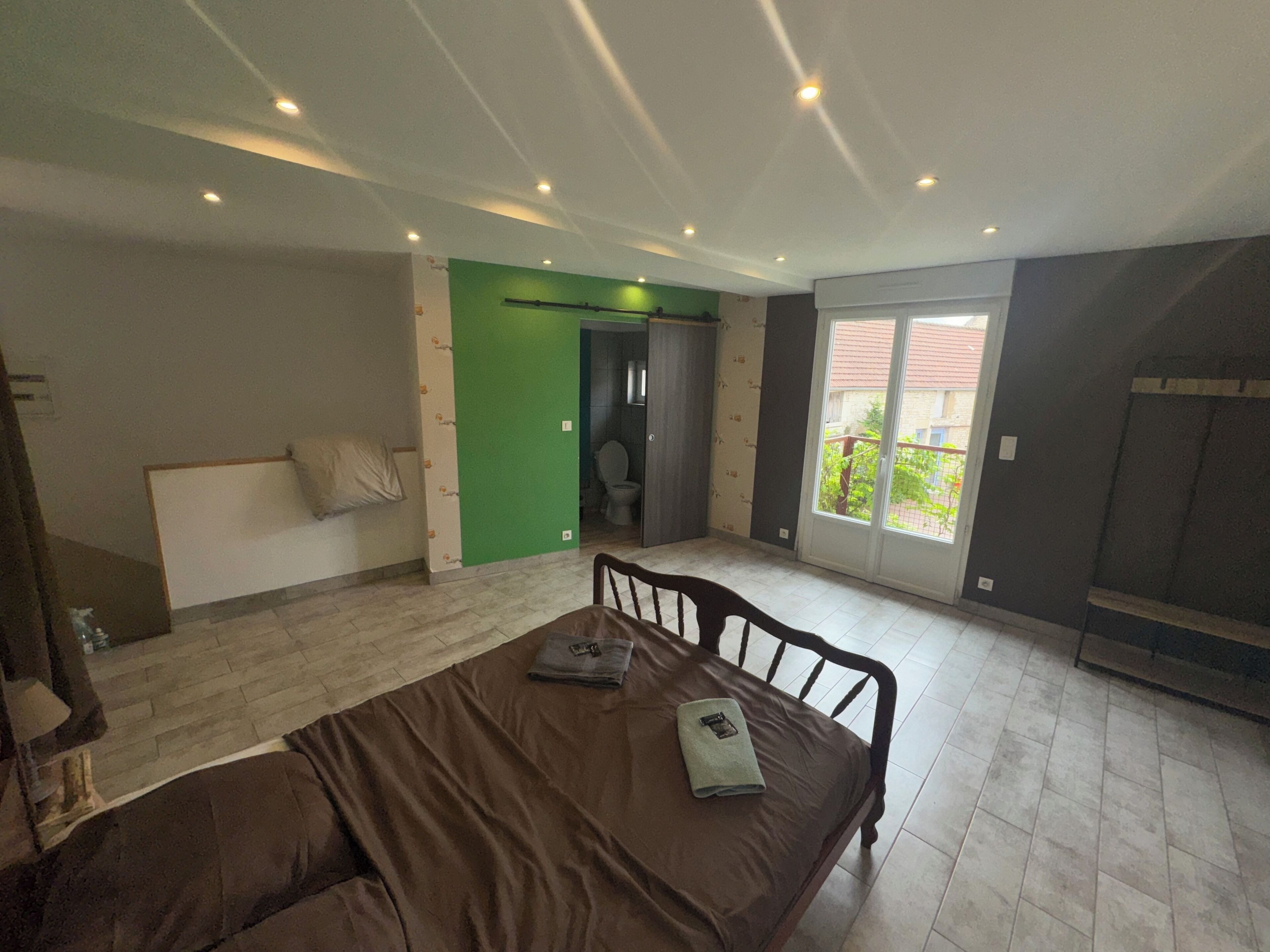 5 bedrooms, travel crib, free WiFi, bed sheets