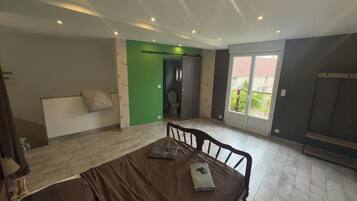 5 bedrooms, travel crib, free WiFi, bed sheets