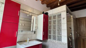 Secador de pelo, toallas, jabón y champú