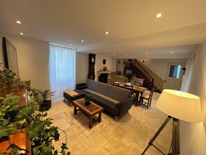 Téléviseur connecté, foyer, table de baby-foot, livres