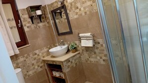 Regadera, secadora de cabello, bidet, toallas 