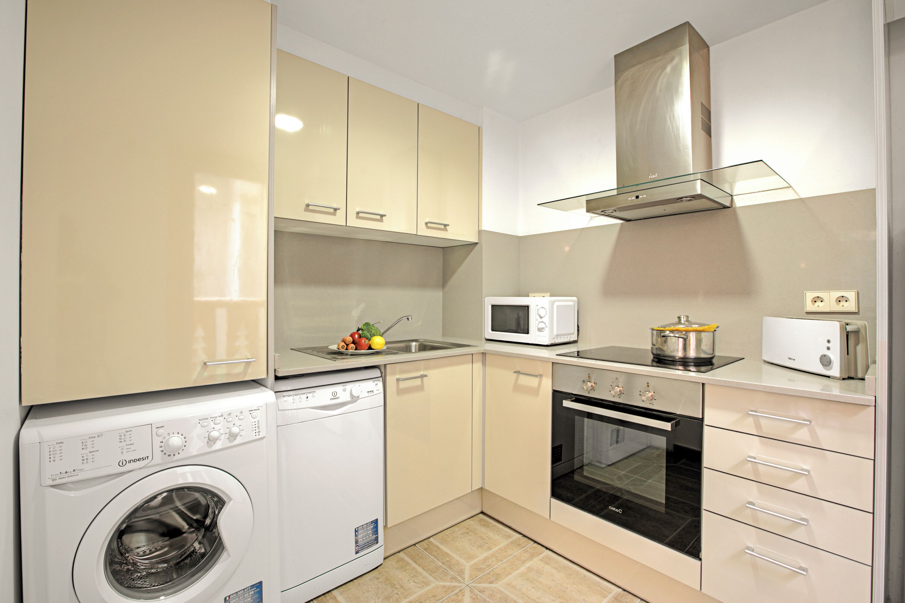 電冰箱、微波爐、烤箱、爐台