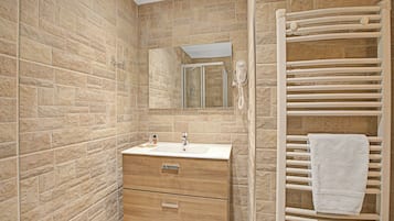 Regadera, secadora de cabello, toallas, jabón