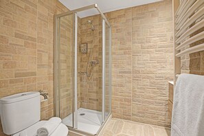 Ducha, secador de pelo, toallas, jabón