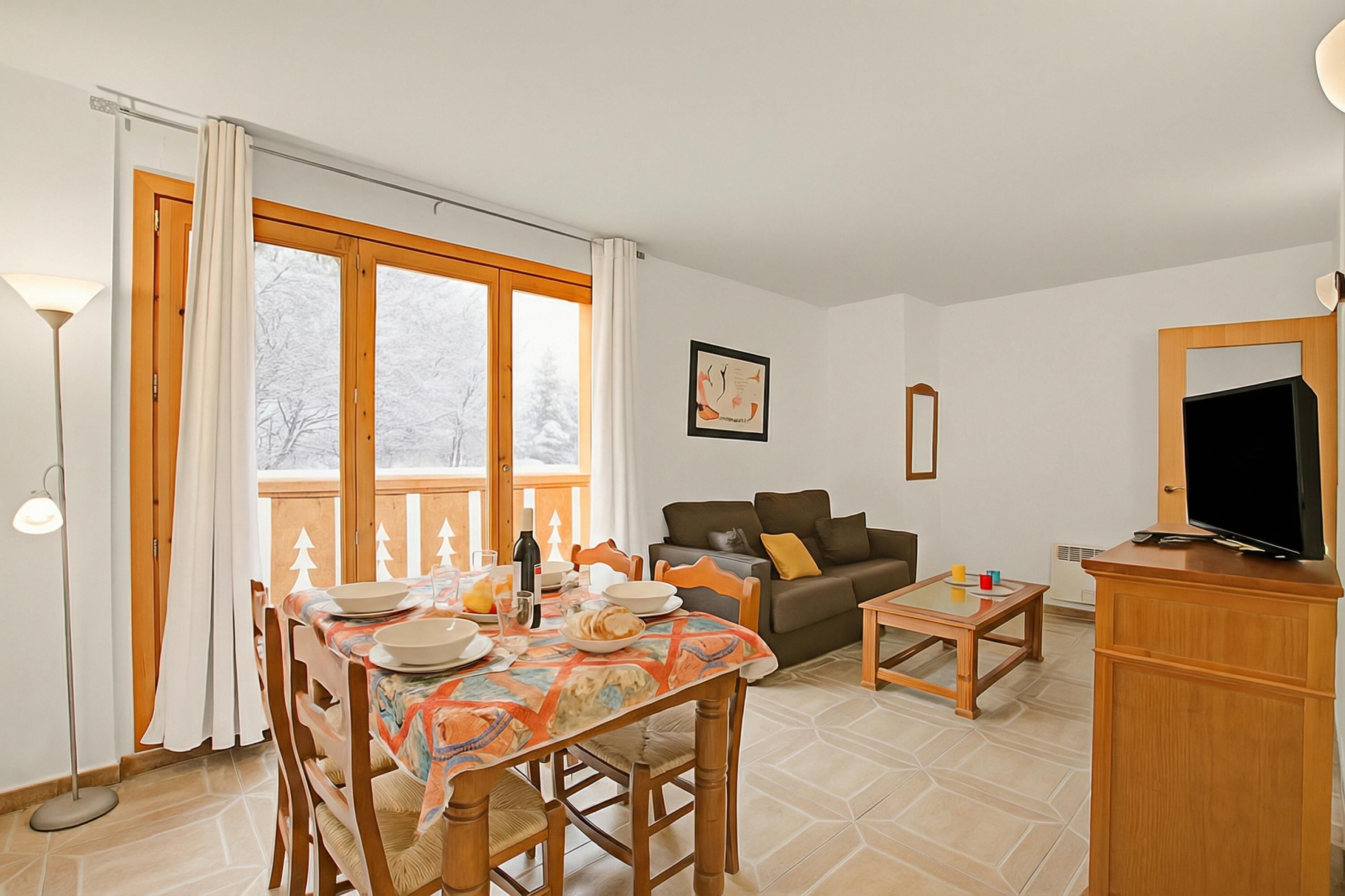 Family Apartment, Multiple Bedrooms, Mountainside (Andorra Mountain Friends) | Living area | Flat-screen TV