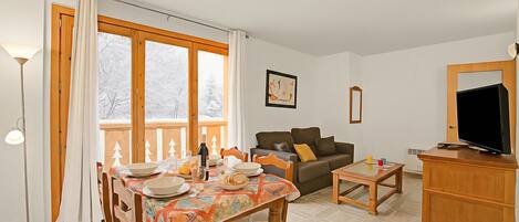 Family Apartment, Multiple Bedrooms, Mountainside (Andorra Mountain Friends) | Living area | Flat-screen TV