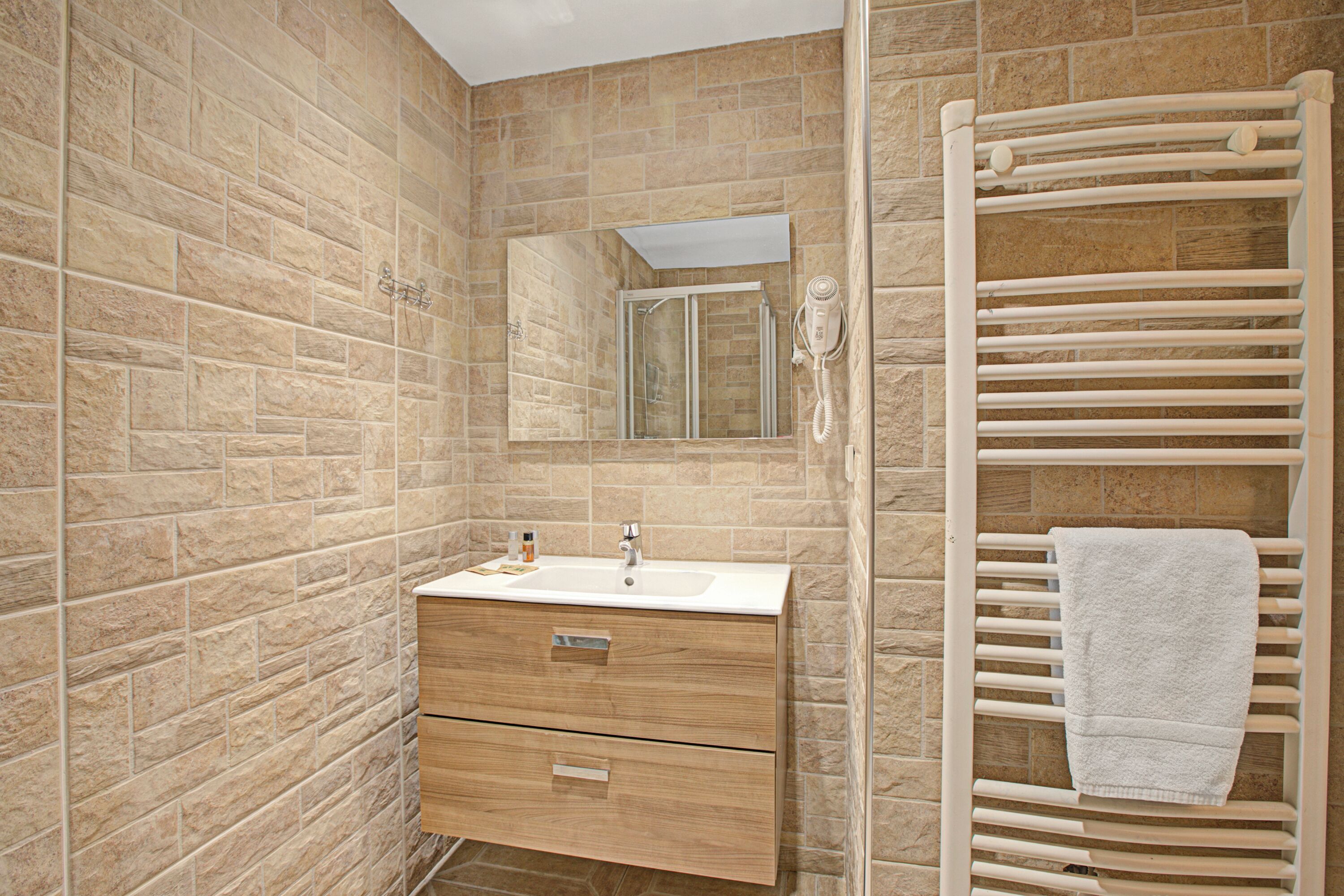 Dusche, Haartrockner, Handtücher, Seife