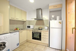 Fridge, microwave, oven, stovetop - Andorra Mountain Friends Self-Catering (El Tarter)
