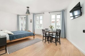 3 habitaciones, tabla de planchar con plancha, wifi y ropa de cama 