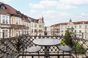 Outdoor dining - Apartment in the Heart of Wrzeszcz | Balcony and Workspace (Gdańsk)