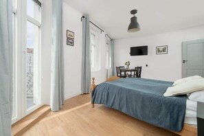 3 habitaciones, tabla de planchar con plancha, wifi y ropa de cama 