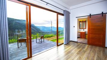 Habitación romántica doble, 1 cama de matrimonio grande, no fumadores, vistas a la montaña | Escritorio y espacio para trabajar con un portátil