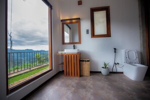 Chambre romantique double, 1 très grand lit, non-fumeur, vue sur la montagne | Salle de bain | Douche, bidet, serviettes fournies, savon