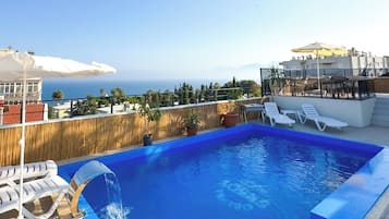 Kauden mukainen ulkouima-allas avoinna 8.00–20.00, aurinkovarjoja