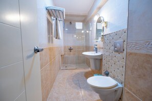 Chambre Double Deluxe | Salle de bain | Douche, articles de toilette gratuits, sèche-cheveux, chaussons