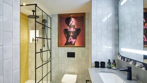 シャワー、ヘアドライヤー、タオル、シャ  ンプー