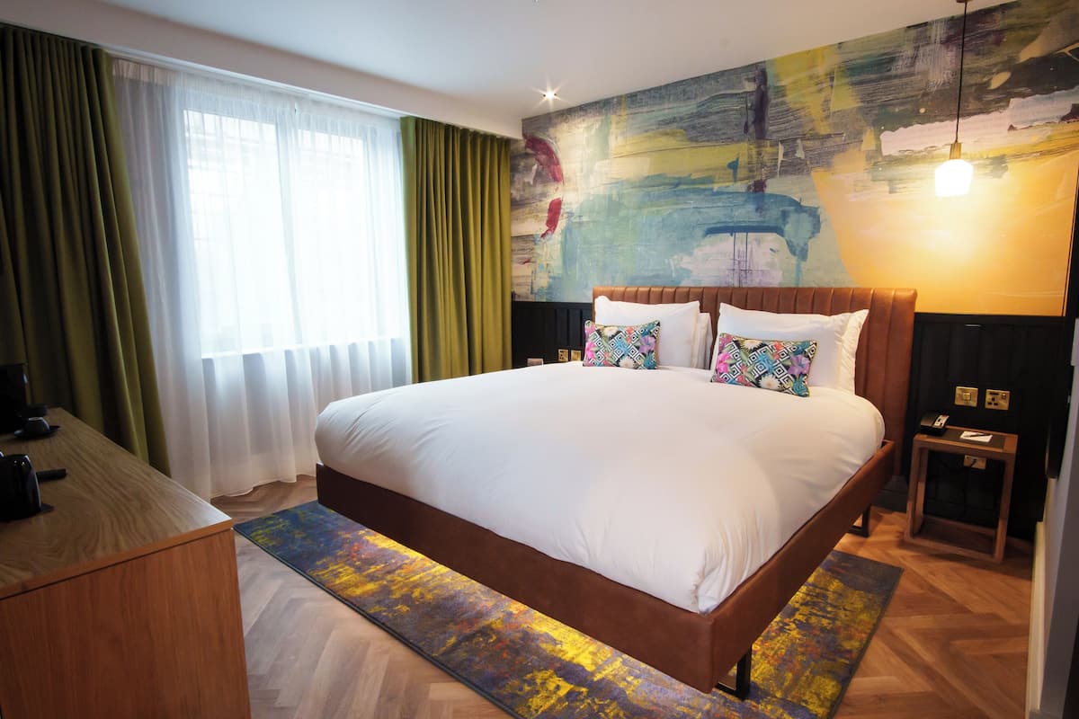 Deluxe Room, 1 King Bed (Star) | In-room safe, individually furnished, desk, iron/ironing board
